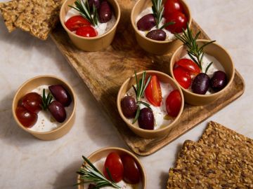 PETIT PLATEAU VERRINES STRACCIATELLA TOMATE OLIVES