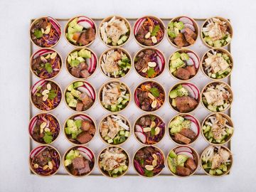 PLATEAU MINI BOWLS SAUMON BOEUF POULET 30 PIECES