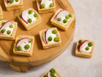 PETIT PLATEAU TARTELETTES FROMAGE FRAIS PETITS POIS