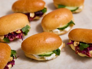 PLATEAU MINI BRIOCHE MME LOIK CONCOMBRE CRUDITES MAYONNAISE