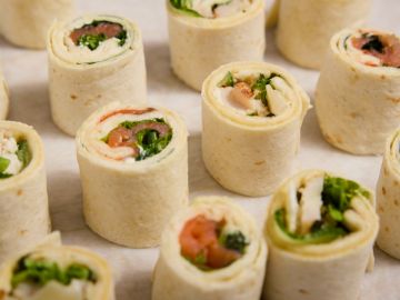 PLATEAU MINI WRAP SAUMON ROQUETTE-POULET PARMESAN