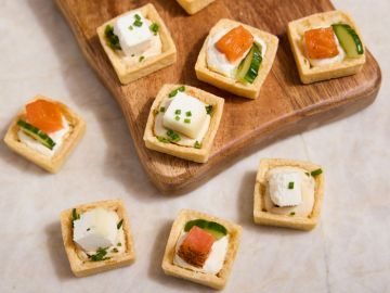 PLATEAU TARTELETTES SALEES SAUMON ET CHEVRE CONFIT OIGNON