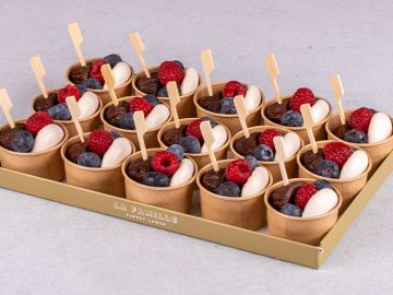PETIT PLATEAU GRAZING CUPS FONDANT CHOCOLAT MERINGUE ET FRUITS X 15