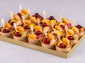 PETIT PLATEAU GRAZING CUPS MINI FINANCIER MACARON ET FRUITS X 15