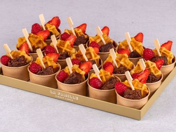 PETIT PLATEAU GRAZING CUPS MINI GAUFRE BROWNIE ET FRUITS X 15
