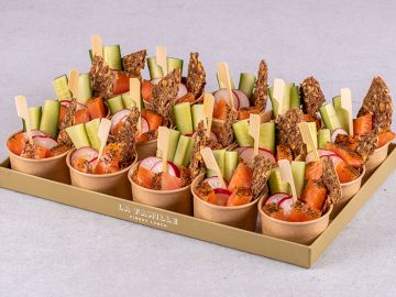 PETIT PLATEAU GRAZING CUPS SAUMON GRAVELAX ET CRUDITÉS