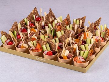 PLATEAU GRAZING CUPS CRUDITÉS CAMEMBERT ET SAUMON GRAVELAX