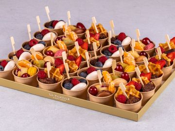 PLATEAU GRAZING CUPS MINI FONDANT CHOCOLAT GAUFRE ET MACARON
