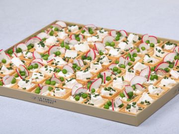 PLATEAU TARTELETTES SALEES FROMAGE FRAIS ET CHEVRE CONFIT OIGNON